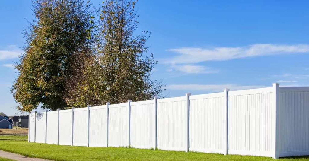 Vinyl privacy fencing in yard. Vinyl fencing solutions from Future solutions fence